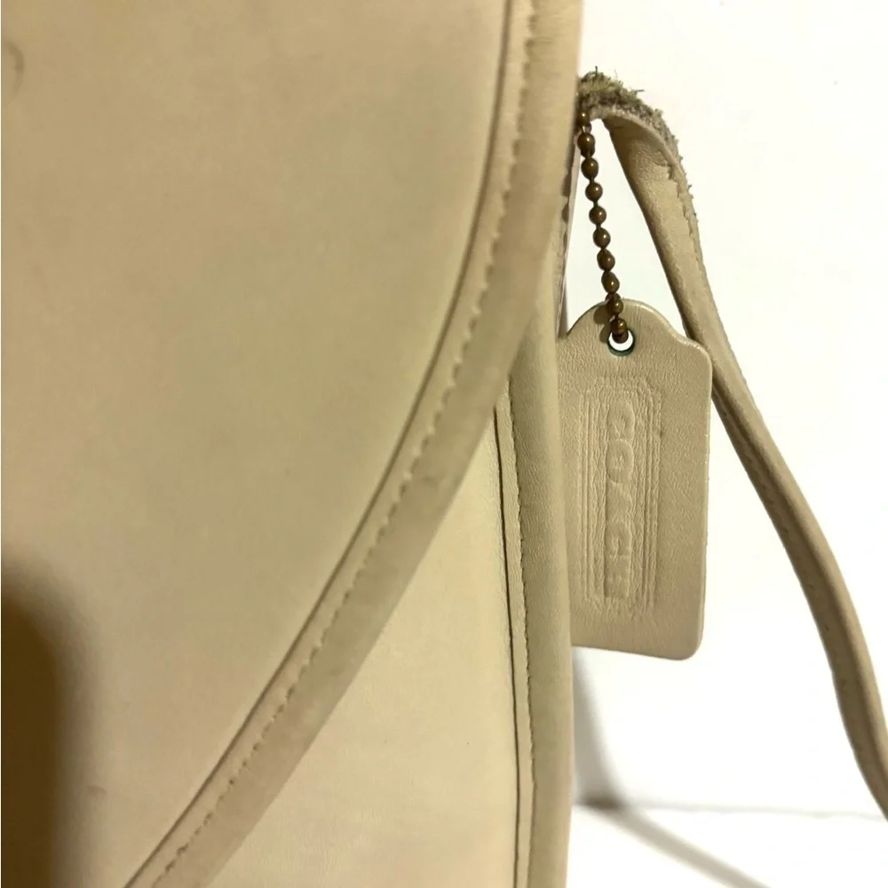 Coach vintage Elegant Cream distressed leather crossbody Bag